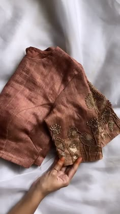 High Neck Blouses For Sarees, Simple Blouse Design For Normal Saree, Simple Blouse Embroidery Designs, Machi Work Blouse, Khatli Work Blouse Design New, Hand Designs For Blouses, Blouses For Sarees, High Neck Blouses, Gold Blouse Designs