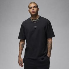 Basic shouldn't mean boring. Heavyweight cotton gives this classic-cut tee a stiff drape and structured feel. A woven patch adds sophisticated style ideal for everyday wear. See, nothing boring about it. Flight Essentials, Jordan Essentials, Cut Tees, Tee Shirt Homme, Nike Jordan, Sophisticated Style, Black Cotton, Jordan, Everyday Wear