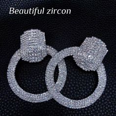 Boucles d'oreilles en strass - Boucles d'oreilles en cristal brillant pour bijoux pour femmes

 Ajoutez de l'éclat à votre look de fête avec ces boucles d'oreilles européennes et américaines en strass à grand cercle. Dotées de cristaux brillants sertis dans un design circulaire glamour, ces boucles d'oreilles sont parfaites pour ajouter une touche d'élégance à n'importe quelle tenue. Que vous assistiez à un événement formel ou que vous ajoutiez simplement un peu de bling à votre look de tous les jours, ces boucles d'oreilles de fête élégantes ne manqueront pas de faire tourner les têtes. L'accessoire parfait pour les femmes avant-gardistes, ces boucles d'oreilles en strass font un excellent cadeau pour la femme élégante de votre vie.

 Style: Classique

 Forme \ motif : rond

 Type de mét Afrikaanse Mode, Stylish Party, Party Earrings, Party Look, Copper Material, Rhinestone Jewelry, Earring Type, Rhinestone Earrings, Party Looks