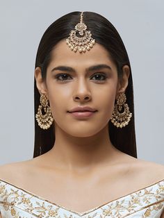 NAZRANAA JEWELS OFFERS A GREAT RANGE OF INDIAN JEWELRY FOR TODAY'S WOMAN WITH THE LATEST DESIGNS. THE BRAND IS COMMITTED TO PROVIDING ITS CUSTOMERS WITH THE HIGHEST QUALITY OF GOODS AND NEWEST DESIGNS. IT IS SUITED FOR A WOMAN WHO IS LOOKING TO STAY DATED WITH THE LATEST TRENDS. RADIANT ANTIQUE GOLD EARRINGS WITH MAANG TIKKA IS A PERFECT ACCESSORY FOR ANY NIGHT EVENT. IT IS SURE TO MAKE YOU STAND OUT IN A CROWDED ROOM. Traditional Indian Jewelry: Slight Color variations possible due to differenc Festive Bridal Earrings For Reception, Reception Chandbalis With Tilla Detail, White Kundan Jhumkas For Wedding, Chandbali Bridal Earrings For Reception, Chandbali Bridal Sets With Tilla Detail, Heavy Chandbalis For Reception, Kundan Jewelry With Latkans For Wedding, Fusion Style Kundan Jhumkas For Wedding, Wedding Kundan Jewelry With Latkans