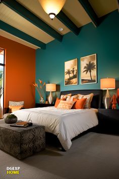 Ein elegantes Schlafzimmer mit Teal-Wänden und Persimmon-Akzenten, das eine beruhigende und entspannende Atmosphäre schafft. Teal And Orange Bedroom, Orange Living Room Walls, Bedroom Interior Colour, Orange Bedroom Ideas, Colour Combinations Interior, Luxury Bedroom Sets, Green Bedroom Decor, Girl Apartment Decor, Orange Bedroom