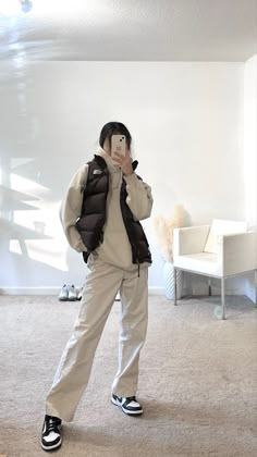 North Face Aesthetic Outfit, Fits With Nike Dunks, Nike Womans Outfits, Nike Hoodie Outfit Women, Nike Outfits Women, Nike Fits Outfits, Nike Dunk Panda Outfit, Cold Girl Outfit, Nike Panda Dunks Outfit