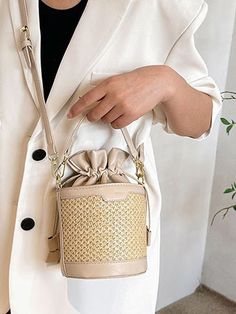 Koop de nieuwe zomerhandtas van LikeMyChoice®. Deze unieke tas is gemaakt van duurzaam stromateriaal + PU en heeft een trendy geweven mandontwerp, perfect om een vleugje stijl toe te voegen aan elke outfit en tegelijkertijd functioneel voor dagelijks gebruik.
Maat: 14cm * 15cm * 14cm * Schouderriem: 120CM * Handvat: 12CM Sleep Clothes, Reindeer Headband, Summer Tote, Basket Design, Swimming Outfit, Product Development, Blouse Pants, Rhinestone Dress, Woven Basket