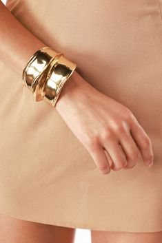 Embody effortless sophistication with the Chunky Hinged Cuff. This bold accessory features a sleek, robust design that adds a touch of elegance and confidence to any outfit. Bracelet type: Cuff Length: 6 cm Width: 8 cm Thick Gold Bracelet, Bronx And Banco, Charlotte Chesnais, Floral Gown, Bold Accessories, Gold Bracelet Cuff, Gold Cuffs, Robust Design, Blue Mini Dress