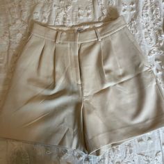 Size 4 Elegant Shorts With Belt Loops, Elegant High-waisted Shorts With Belt Loops, Elegant Wide Leg Beige Shorts, Elegant High-waisted Shorts For Summer, Elegant High-waisted Shorts With Pockets, Elegant Short Pants For Summer, Elegant Short Summer Pants, Elegant Beige Shorts With Short Inseam, Chic Bermuda Summer Pants