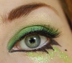 Absinthe fairy eyes! Tinkerbell Makeup, Saint Patricks Day Makeup, Fairy Make-up, Peter Pan Jr, Tinkerbell Costume, Butterfly Costume, Dragon Face, Green Fairy, Fairy Makeup