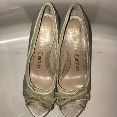 Women’s Juicy Cloture Shoes Beautiful Platform Heels Good With Cute Bow On Top Peep Toe Shoe New Without Box Size 8 Super Cute Shoe Gold Vintage Prom Shoes, Juicy Couture Heels, 2000’s Shoes, Amazon Heels, Timeless Heels, Rich Shoes, Carrie Bradshaw Shoes, London Tipton, Kitty Heels