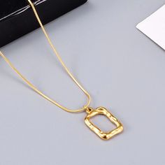 Stupisci con la nostra collana commemorativa quadrata placcata in oro 18 carati. Realizzato meticolosamente in argento sterling, questo pezzo è un simbolo di stile e raffinatezza duraturi. Il design squadrato aggiunge un tocco moderno, rendendolo un accessorio chic per ogni occasione. Migliora il tuo look con questo tributo dorato all'eleganza senza tempo. Quadrafoil Necklace, A Symbol, The Square, Chic Accessories, Elevate Your Look, Square Design, Handcrafted Jewelry, Timeless Elegance, Arrow Necklace