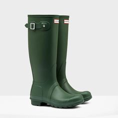 A cornerstone of countryside attire, Hunter's original green knee-length wellies are presented in vulcanised rubber for durability and feature a soft quick-dry lining for optimum comfort – even amidst the harsh elements. True to the label's signature style, the ubiquitous red and white logo punctuates the face and is sealed with a silver-tone buckle on the side. Hunter Wellies, Hunter Hunter, Green Boots, Hunter Shoes, Women Hunters, Hunter Green, Boot Shoes Women, Signature Style, Shoes Boots