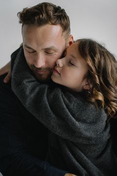 Mom Daughter Photography, Father Daughter Photos, Studio Family Portraits, Father Daughter Photography, Family Picture Poses, Photoshoot Studio, Foto Poses, Family Posing, Couple Photography Poses