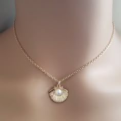 Beautiful Pearl Seashell Necklace Condition: New Material: Gold Plated Length: 17in With 3in Extender Seashell Necklace With Pearl, Shell With Pearl Necklace, Seashell Pearl Necklace, Sea Shell Necklace Aesthetic, Gold Ocean Jewelry, Pearl Shell Necklace, Sea Jewelry Aesthetic, Word Costumes, Seashell With Pearl