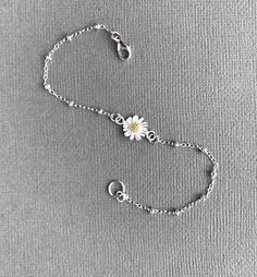 Daisy Bracelet Sterling Silver Satellite Chain Flower Bracelet Ideas Silver, Daisy Accessories, Silver Bracelet Designs, Silver Bracelet For Women, Pretty Jewelry Necklaces, Daisy Jewelry, Daisy Bracelet, Silver Bracelets For Women, Jewelry Accessories Ideas