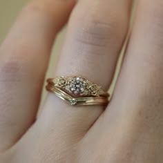 Round Cut Engagement Rings Vintage, Vintage Style Rings Engagement, Italian Engagement Ring, Golden Engagement Ring, Gold Rose Ring, Victorian Wedding Ring, Minimal Engagement Ring, Vintage Gold Engagement Rings, Antique Style Rings