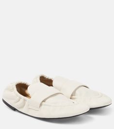 Glove leather slippers in beige - Proenza Schouler | Mytheresa Alexander Mcqueen Clothing, Bridal Bag, Red Accessories, Rings Jewelry Fashion, Classic Bags, Leather Slippers, Evening Shoes, Summer Accessories, Proenza Schouler