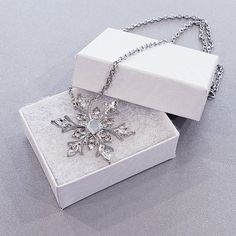 Stainless steel snowflake necklace with small jewels Alloy Costume Jewelry Necklaces For Gifts, Silver Jewelry Christmas Gift For Her, Silver Alloy Flower Pendant Necklace, Silver Alloy Necklace With Flower Pendant, Metal Crystal Necklace For Gifts, Costume Jewelry, Metal Crystal Costume Jewelry Necklace For Gifts, Silver Snowflake Jewelry For Christmas, Silver Snowflake Necklace For Gift, Rhinestone Jewel Necklace As A Gift