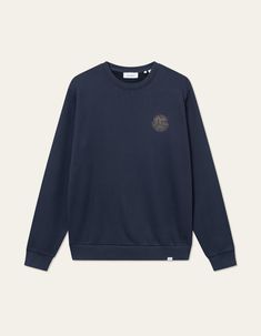 Soft cotton crewneck sweatshirt with globe print on chest and
back

- 100% Cotton 
- Regular fit sweatshirt in breathable and light fabric
- Crewneck for easy styling
- Vintage-style artwork print on chest & back Workout Sweatshirt, Dark Navy, Vintage Stil, Light Fabric, Style Vintage, Crewneck Sweatshirt, Sweat Shirt, Globe, Dark Blue