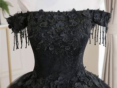 أسود تول الدانتيل الطويل الأسود تول الدانتيل الدانتيل فساتين الحفلات Fall Halloween Wedding, Goth Attire, Black Flapper Dress, Lace Long Prom Dress, Black Wedding Gowns, Prom Dress Black, Dress Display, Lace Bridesmaids, Prom Dress Ideas