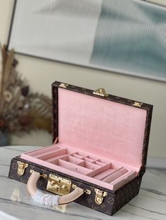 Pink This Monogram jewelry case is especially suitable for carrying precious items when traveling. There are thirteen compartments of different sizes, which are opened and closed by S lock and two suitcase mortise locks. This product is expected to arrive in more than three months. Detailed features: 34 x 26 x 10 cm (length x height x width) Luxury Rectangular Travel Jewelry Storage Case, Luxury Rectangular Jewelry Storage Case For Travel, Luxury Rectangular Jewelry Storage For Travel, Luxury Rectangular Jewelry Storage Case Gift, Luxury Rectangular Case For Gifts, Luxury Rectangular Cases For Gifts, Luxury Gift Cases, Luxury Rectangular Gift Cases, Luxury Jewelry Storage Box, Rectangular