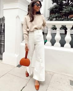 White Cashmere Sweater Outfits, White Marine Straight Jeans Outfit, Ecru Jeans Outfits Fall, Marine Pants Outfit Zara, Cream Jeans Fall Outfit, How To Style Zara Marine Jeans, Cream Zara Trousers Outfit, White Trousers And Sweater Outfit, White Marine Jeans