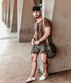 Nice crossbody bag.. Beach Men Outfit Beachwear, Male Crossbody Bag, Men’s Cross Body Bag Outfit, Men’s Cross Body Bag, Mens Summer Fashion Beach, Fashion Edgy, Mens Fashion Work, Mens Fashion Casual Winter