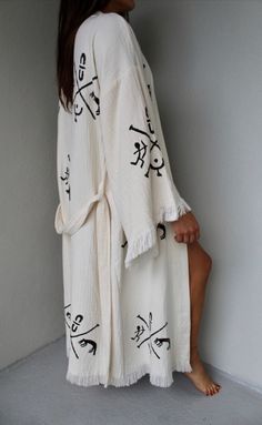 Purpose of usage; Turkish cotton robe, spa bath, boho robe,  Made of %100 Cotton, Ethnic Kaftan, Kimono Robe, Dressing gown, Boho Cover Up, Meditation Robe, Organic Cotton bathrobe, lithograph pattern, Unisex Spa robe Dries very quickly, soft and light, Eco friendly, absorbs water better than towel. Standart size Care:  -You can wash in cool water 30C to 40C. Please do not use bleach or fabric softener. - Dry naturally. Don't machine dry! - Colors on your monitor may differ slightly from the original. The peshtemal bathrobe absorbs water as fast as a traditional towel, dries very quickly, takes up less space, is easy to carry and is therefore used as an alternative to the towel in bathrooms, pools, spas, beaches, and sports facilities A peshtemal is a traditional towel used in baths. A sta Boho Robes, Cotton Bathrobe, Boho Mode, Mode Abaya, Mode Boho, Dressing Gown, Looks Chic, Estilo Boho, Kimono Fashion