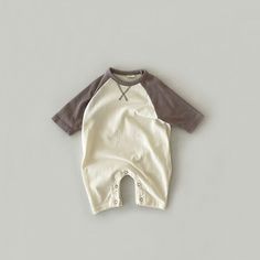 This lovely romper is an ideal outfit for your little ones during the Spring and Autumn months. It is crafted with long sleeves and a charming patchwork design using soft and breathable cotton material to keep your baby feeling comfortable all day long. This romper is suitable for both baby boys and girls and comes in a standard size that fits perfectly true to size. It also features a covered button closure and an O-neck collar for added convenience. This romper is a must-have in every baby's w Spring Baby Boy, Loose Jumpsuit, Toddler Romper, Casual Jumpsuit, Carbon Black, Korea Fashion, Style Korean, Draped Fabric, Patchwork Designs