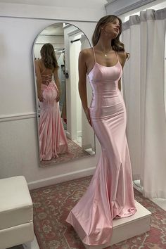 Satin Long Prom Dress, Stile Blair Waldorf, Prom Dress With Train, Fitted Prom Dresses, Stile Hijab, Prom Dress Inspo, Fest Outfits, Strapless Prom Dresses, Stunning Prom Dresses