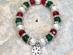 Holiday Beaded Stretch Bracelet, Holiday Stretch Bracelet With Beads, Christmas Beaded Bracelets, Christmas Bracelet Ideas, Holiday Beaded Jewelry, N Keychain, Beaded Decorations, Christmas Jewelry Ideas, Xmas Beads