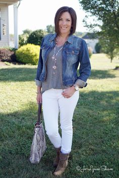 Yes, you can wear white jeans after Labor Day! And here's how... How To Wear Denim Jacket, White Jeans Men, Womens Fashion Casual Spring, Fashion Over 40, Autumn Fashion Women