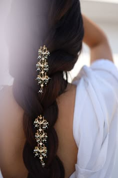 The Zulika hair pins feature a crescent moon shaped pin, encrusted with kundan and finished off with several pearl trinkets accentuating the whimsical charm of the design. Wear it solo on a bun or in a set with a long braid to accentuate the look of your pretty hair this monsoon. There's a subtle yet clearly indisputable quality in our traditional attires that brings out the depth of a woman's femininity. The warm glory of the gold, the ritualistic richness of red and green, the clamor of payals On A Bun, Your Pretty, Indian Jewelry Sets, Indian Aesthetic, Long Braids, Pretty Hair, Indian Hairstyles, Traditional Jewelry, Pretty Hairstyles