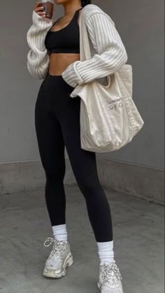 The workout set for women is lightweight and very comfortable to wear. Outfits Leggins, 00s Mode, Jogging Outfit, Cute Gym Outfits, Pastel Outfit, Yoga Outfits, Legging Outfits