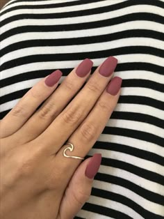 Are you looking for dark fashion nail colors for New Years? See our collection full of dark fashion nail colors for New Years and get inspired! Nails One Color, Trendy Nail Polish, Short Square Nails, Popular Nails, Make Up Nails, Nails And Makeup, Up Nails, Skin Nails