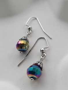 These iridescent earrings are a cute little dangle that can go with so many occasions. Great for anyone who wants a little shine. Iridescent Earrings, Stained Glass Earrings, Beaded Earrings Diy, Crafty Creations, Love Earrings, Beaded Crafts, Earrings Diy, Making Earrings, Glass Earrings