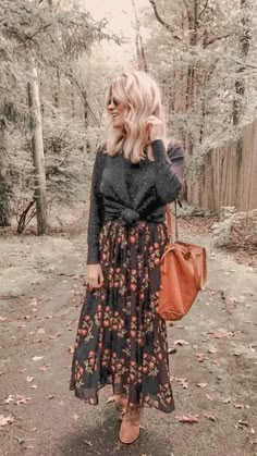 Fall Flowy Skirt Outfit, Chic Flowy Fall Skirt, Winter Bohemian Skirt, Fall Vintage Maxi Skirt, Soft Aesthetic Vintage, Fall Feminine Outfits, Modest Boho Outfits, Casual Winter Maxi Skirt, Flowy, Boho Skirts & Oversized Sweater