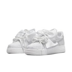 (WMNS) Nike Air Force 1 '07 LX 'White Bow' DV4244-111 - KICKS CREW Nike Air Force White, First Day Of Senior Year, Outfits With Air Force Ones, White Air Forces, Bada Bing, Pretty Shoes Sneakers, Beyonce Queen, Shoes Ideas, Nike Air Force 1 07