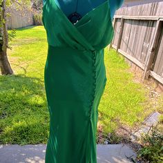 Green Dress. Spaghetti Strap. Sz Xl. Elegant Zara Midi Dress For Garden Party, Elegant V-neck Slip Dress For Garden Party, Elegant Green Slip Dress For Casual Occasions, Green Maxi Length Slip Dress For Date Night, Zara Maxi Dress With Spaghetti Straps For Party, Dressy Spaghetti Strap Maxi Dress For Spring, Dressy Spring Maxi Dress With Spaghetti Straps, Dressy Maxi Dress With Spaghetti Straps For Spring, Lined Spaghetti Strap Maxi Dress For Evening