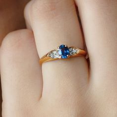 Productdetails
Versierd met een ovaal geslepen blauwe saffier solitaire en ronde diamant, is deze solitaire ring een elegante keuze voor de speciale dag van je leven. De massief gouden constructie geeft deze minimalistische ring een weelderige uitstraling.

Productinformatie

SKU
SHP-RINGS0721117409


Gewicht
1,60 g



BLAUWE SAFFIERINFORMATIE

Aantal stenen
1 Stuk


Totaal gewicht
0,60 karaat


Afmeting (ongeveer)
Ovaal-4X6 mm-1 stuks


Kleur
Blauw


Snijden
Briljante snit


Vorm
Ovaal


Instel Oval Setting, Sapphire Solitaire Ring, Minimal Ring, Sapphire Solitaire, Ring With Diamond, 18k Yellow Gold Ring, Blue Sapphire Rings, Yellow Gold Rings, Solitaire Ring