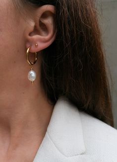 Modern gold hoop earrings with baroque freshwater pearl charms Charms can be taken off - for more minimalistic look you can wear just hoop earrings too Total lenght: 4,5 cm = 1.8" Hoop diameter: 2,2 cm = 0.9" Made from tarnish resistant material - PVD gold plated stainless steel (the metal is swetaproof/waterproof so you can wear it everyday without worries, the gold colour remains) Baroque freshwater pearls You will recieve your earrings nicely packed in our brand box - ready to be gifted or to Brass Jewelry With Pearl Charm For Weddings, Modern Everyday Pearl Drop Jewelry, Minimalist Single Pearl Earring For Everyday Elegance, 14k Gold Filled Pearl Drop Huggie Jewelry, 14k Gold-filled Pearl Drop Huggie Jewelry, Dainty Yellow Gold Hoop Earrings With Pearl, Small Hoop Gold Jewelry With Pearl Charm, Modern Gold Plated Jewelry With Pearl Charm, Modern Gold Plated Pearl Drop Jewelry