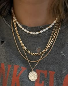 Trendy Jewelry 2023, Necklace Outfit Ideas, Layered Necklaces Outfit, Layered Accessories, Choker Necklace Designs