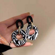 ✦ Elevate your daily wear with our bold acrylic drop earrings, featuring a striking black and white zebra stripes design that commands attention. Crafted for those who embrace fearless fashion, these earrings seamlessly blend edginess with everyday style. The acrylic material adds a modern touch, ensuring these earrings make a contemporary statement. The dynamic zebra stripes pattern creates an eye-catching contrast, making these drops a standout accessory in your collection. Embrace the bold an Black And White Earrings, Geometric Fashion, Zebra Pattern, Trendy Earrings, Earring Patterns, White Earrings, Body Chain Jewelry, Accessories Jewelry Earrings, Metal Earrings