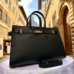 Leather Bags For Women, Chic Purses, Luxury Leather Bag, Handmade Leather Bags, Italian Bags, Italian Leather Bags, Black Leather Bag, Cobblestone Streets, Large Leather Tote