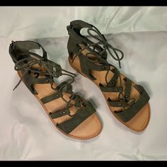 G By Guess Women's Green Thong Strappy Sandals Back Zip Ties Sz 7.5m. Trendy Strapped Sandals For Summer, Strapped Synthetic Sandals For Summer, Casual Strappy Lace-up Sandals In Synthetic Material, Adjustable Open Toe Lace-up Sandals For Beach Season, Adjustable Lace-up Open Toe Sandals For Beach Season, Summer Strappy Lace-up Sandals In Synthetic, Adjustable Lace-up Open Toe Summer Sandals, Casual Strapped Sandals For Spring, Spring Casual Strapped Sandals