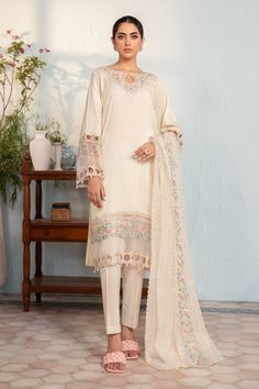 Classic Off White Embroidered Pakistani Salwar Kameez with Dupatta Navratri Outfits Ideas, Dandiya Sticks, Punjabi Salwar Kameez, Navratri Outfits, Bonanza Satrangi, Best Designer Suits, Karva Chauth, Raw Silk Fabric, Pakistani Traditional