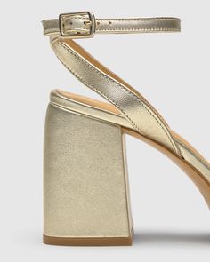 This style is true to size.

Vlaudette high-heeled shoes made from metallic leather. These close-toed shoes stand out for their materials and V shape, featuring a cross-over buckle fastening at the back and a 9 cm heel. Closed Toed Shoes, Shoes Stand, Metallic Leather, V Shape, High Heel Shoes, The Back, Buckle, Heels, Leather