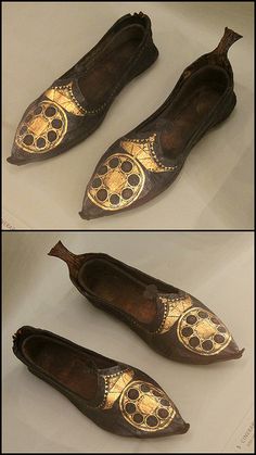 Byzantine women's shoes (for burial) Victoria and Albert Museum, From Renaissance Medieval rooms 400-600 Egypt. Medieval Shoes, Historical Shoes, Empire Romain, Stylish Footwear, Latest Shoe Trends, Victoria And Albert, Victoria And Albert Museum