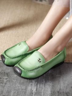 Upper Material: Cowhide/Calf Sole Material: Rubber Heels: Flat Toe: Round Toe Closure Type: Slip-On Gender: Female Lining Material: Pigskin Heel Height: 1cm Season: Summer Weight: 950 gram #greenshoes #leather #Gommino #flats Casual Green Flats With Flat Heel, Green Casual Leather Shoes For Spring, Casual Green Leather Shoes For Spring, Spring Comfortable Flat Heel Leather Shoes, Green Slip-on Leather Shoes For Summer, Comfortable Flat Heel Leather Shoes For Spring, Comfortable Spring Leather Shoes With Flat Heel, Green Leather Slip-on Shoes For Summer, Casual Green Leather Shoes With Almond Toe