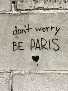 graffiti on the side of a brick wall that says don't worry be paris