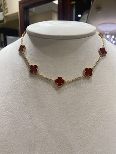 This stunning Van Cleef & Arpels Alhambra necklace features 10 delicate motifs made of 18k yellow gold and adorned with Carnelian stones. The intricate chain style creates a timeless and elegant look that is perfect for any occasion. The piece is part of the Van Cleef & Arpels collection, and the brand's attention to detail is evident in the exquisite craftsmanship of each motif. Ideal for jewelry collectors and those who appreciate fine jewelry, this necklace is a must-have addition to any jewelry collection. Luxury Brands Jewelry, Vanclif Neckles, Van Cleef Arpels Alhambra Necklace, Van Cleef Necklace, Alhambra Necklace, Designer Things, Van Cleef And Arpels, Xmas List, Carnelian Stone