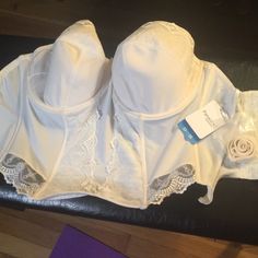 Boned Ivory Bridal Basque, 30h In Uk Sizing, With A Relatively Stretchy Band. I Bought This While Wedding Dress Shopping But Ended Up With Something With Straps Instead, So This Has Only Been Worn To Be Tried On. Strapless! Comes With Attachable Straps (See Photos) That Can Be Crossed In The Back. The Boning Is More Decorative Than Functional Not A Real Corset. But It’s A Gorgeous Out Of Stock Piece Of Lingerie In A Size That’s Difficult To Find! White Underbust Bodice With Built-in Bra, White Underbust Corset With Built-in Bra, Elegant Lace Bandeau Bra, Elegant Bra With Lace Bodice, Elegant Bra With Sweetheart Neckline And Boned Bodice, Lace Corset For Wedding Night, White Lace Trim Bodice For Wedding, White Strapless Lace Bodice, White Lace Trim Wedding Bodice