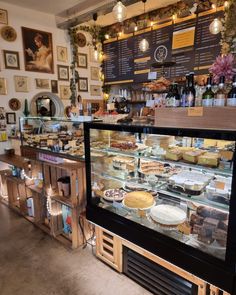 Small Bakery Aesthetic Interior, Small Town Bakery, Stores Aesthetic, Small Bookstore, Nyc Bakery, Cute Meals, Simple Restaurant, Library Cafe